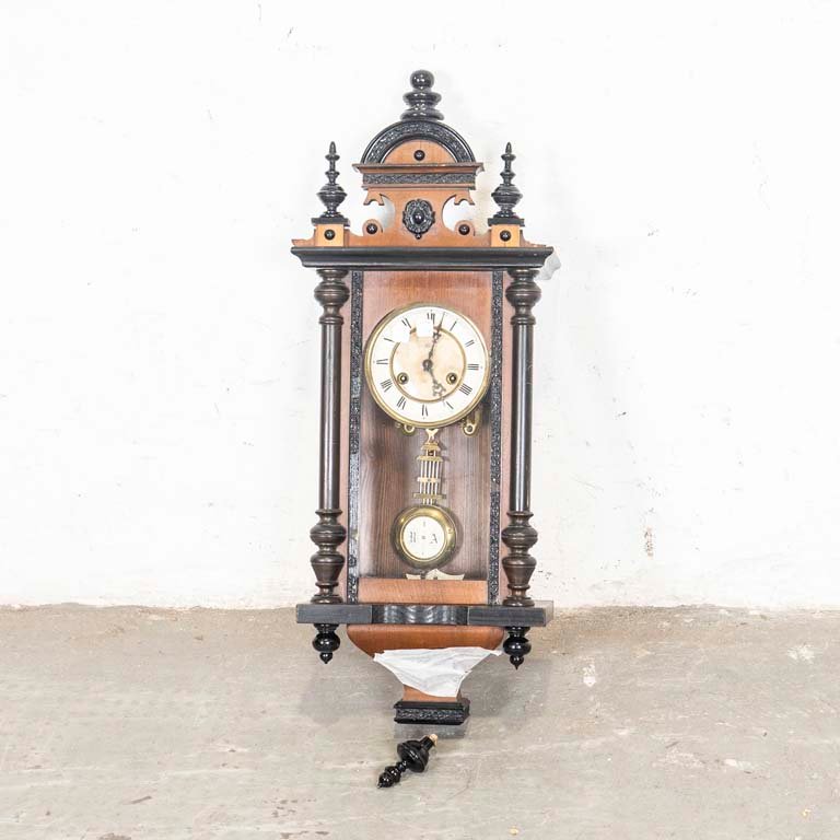 Lote siguiente: Reloj de pared colonial con caja de madera tallada
