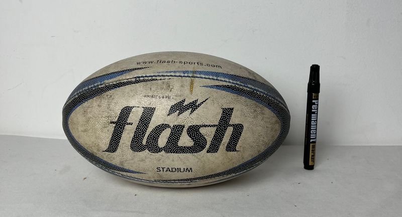 Lote siguiente: Pelota de Rugby con Logo Flash