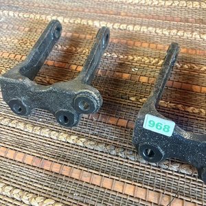 Juego de 2 Soportes Metálicos Negros con Número 968 - imagen 4