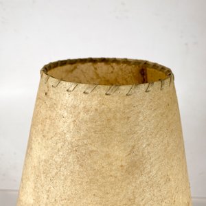 Lámpara de Mesa Vintage con Base de Masa de Carreta en Hierro y Madera - imagen 5