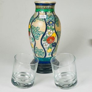 Lote anterior: Florero de cerámica con decoración floral y dos vasos de whisky Johnnie Walker