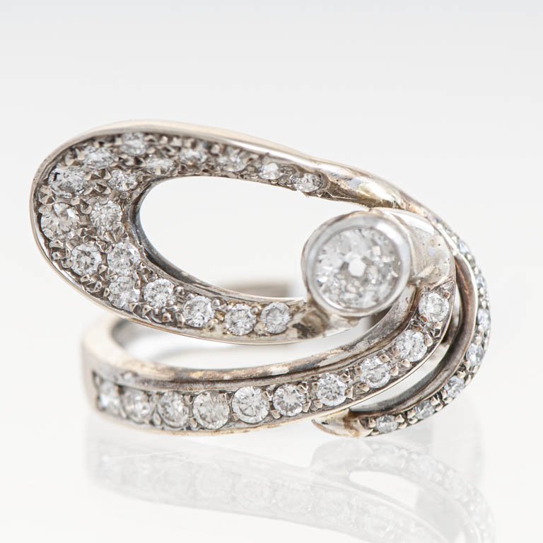 Lote siguiente: Anillo de oro con brillantes 18k
