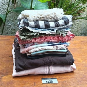Lote de Ropa Femenina: Chaqueta, Musculosas, Canguro, Short y Más - imagen 1