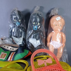 Lote de Juguetes: Muñecas, Zapatilla Deportiva, Pandereta y Accesorios - imagen 5