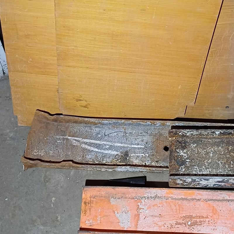 Cuatro vigas de hierro para construcción - imagen 2