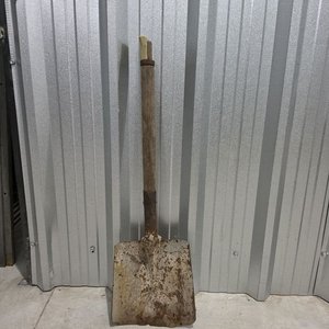 Lote de Herramientas de Jardín y Trabajo: Palas, Serrucho, Guadaña y Rastrillo - imagen 2