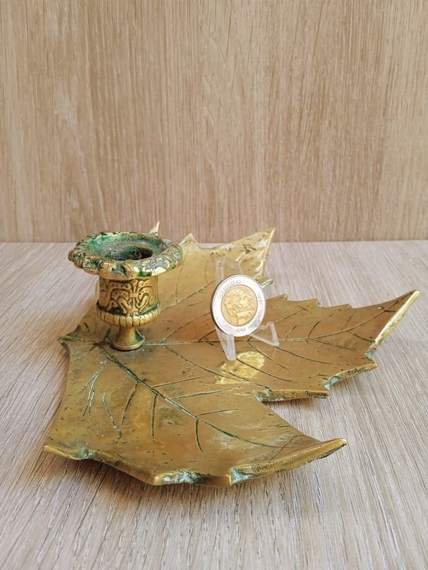 Lote siguiente: Palmatoria en Bronce Mazizo con Fisionomía de Hoja de Arce