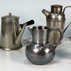 Set de 5 Piezas Metálicas Vintage: Coctelera, Jarra, Cafeteras y Caldera Eléctrica - imagen 2