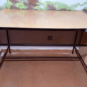Mesa de Trabajo Metálica con Superficie de Madera - imagen 2