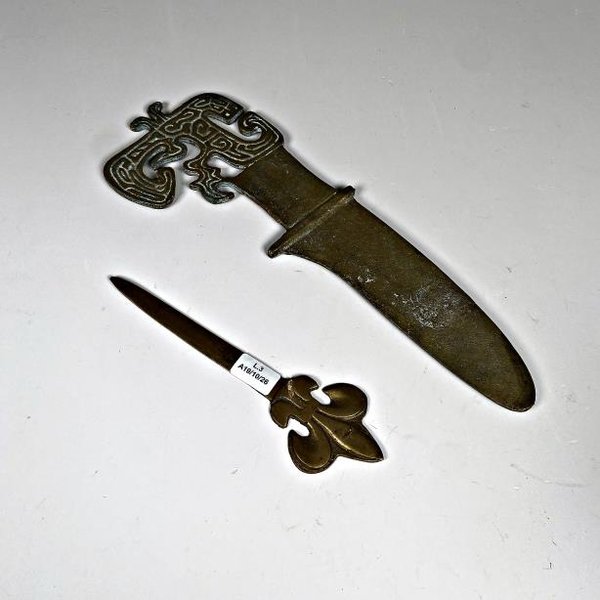 Dos Abrecartas de Bronce Labrado, Uno Grande - imagen 1