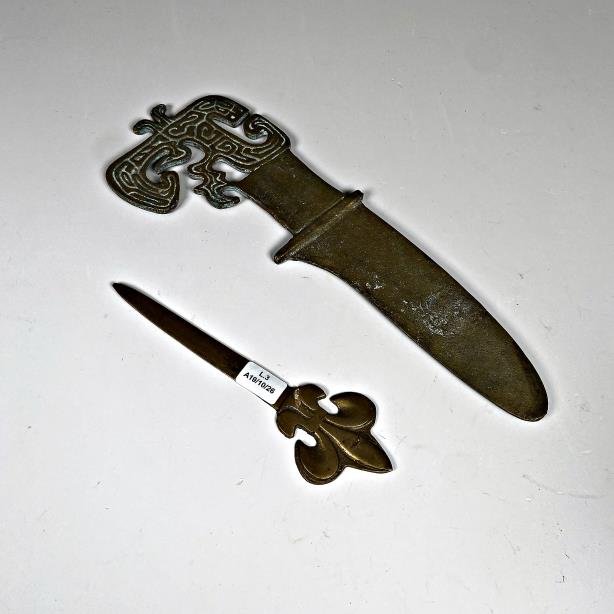 Dos Abrecartas de Bronce Labrado, Uno Grande