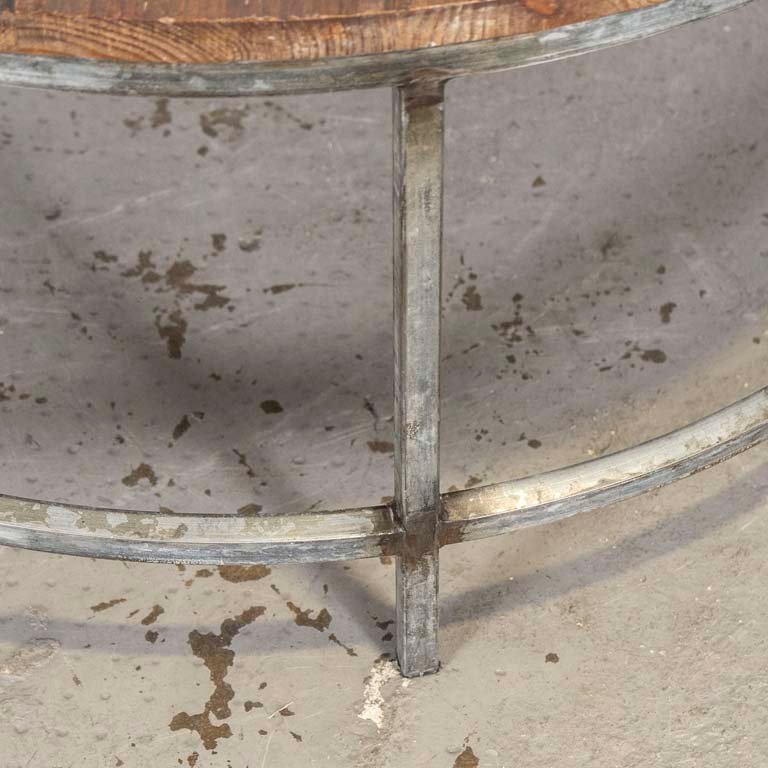 Mesa rústica de living con tapa de madera circular y base metálica - imagen 3