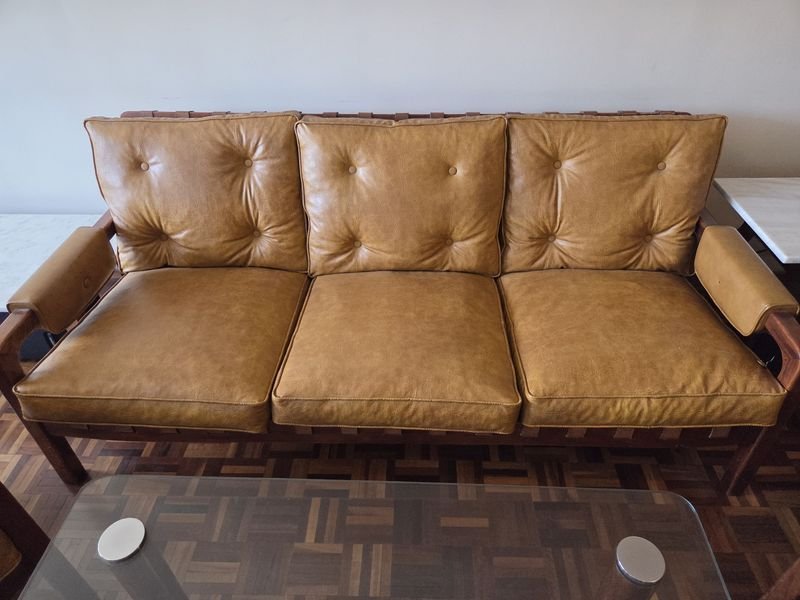 Juego de sillones en madera y cuero con almohadones - imagen 2