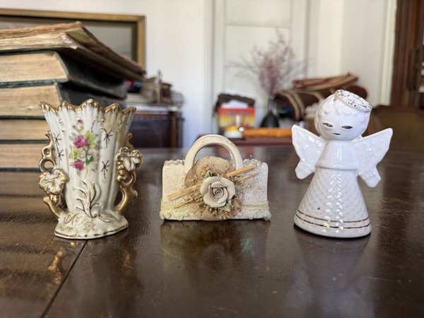 Lote de 3 Artículos Decorativos de Porcelana: Ángel, Canasta y Florero