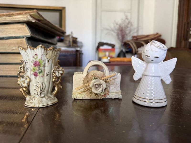 Lote de 3 Artículos Decorativos de Porcelana: Ángel, Canasta y Florero