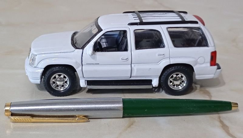 Lote siguiente: Camioneta a escala CADILLAC ESCALADE en blanco con apertura de puertas