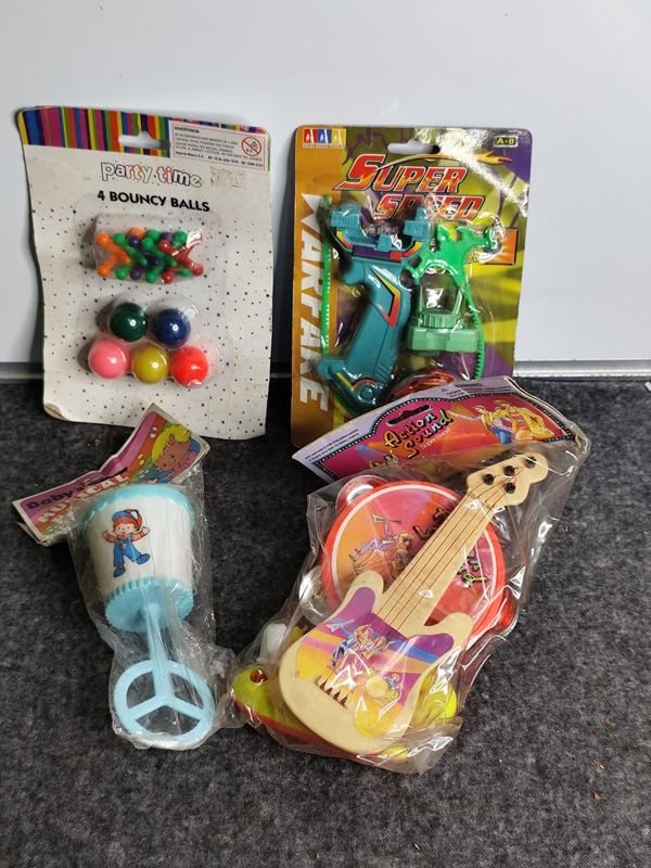 Lote de Juguetes Antiguos Nuevos: Tambor, Guitarra, Baleros y Lanzador