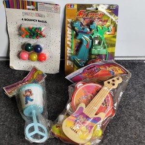 Lote anterior: Lote de Juguetes Antiguos Nuevos: Tambor, Guitarra, Baleros y Lanzador