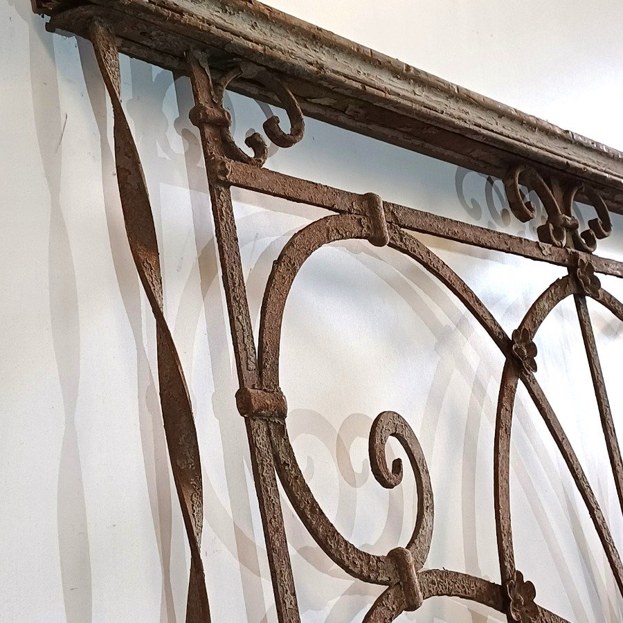 Reja antigua de hierro con diseño curvo - imagen 8