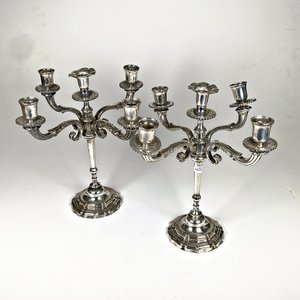 Lote siguiente: Par de Candelabros de Bronce Plateado con Cinco Luces Cada Uno