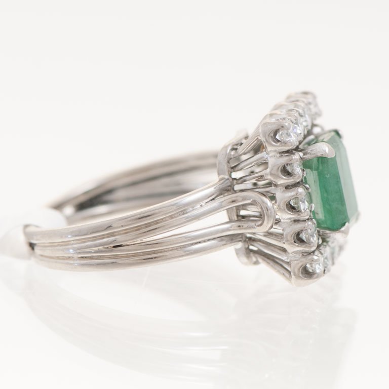 Anillo de oro con esmeralda y brillantes - imagen 2