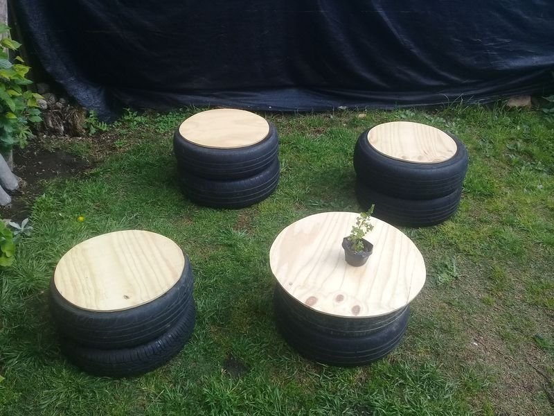 Lote anterior: Mesa y butacas de exterior de goma y madera