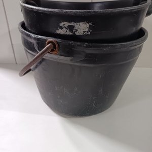 Dos Baldes Negros de Plástico con Manijas Metálicas - imagen 4