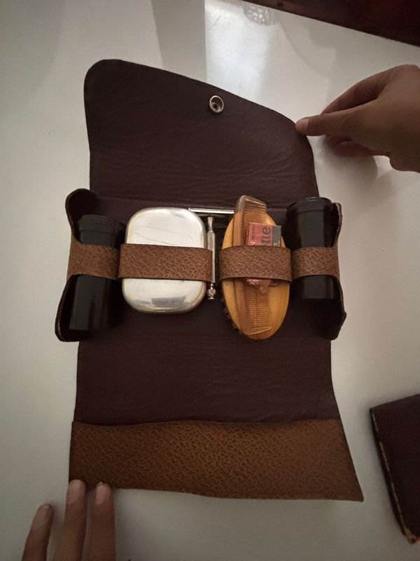 Conjunto de Cuchillo, Tenedor y Kit de Tocador en Estuche de Cuero - imagen 3
