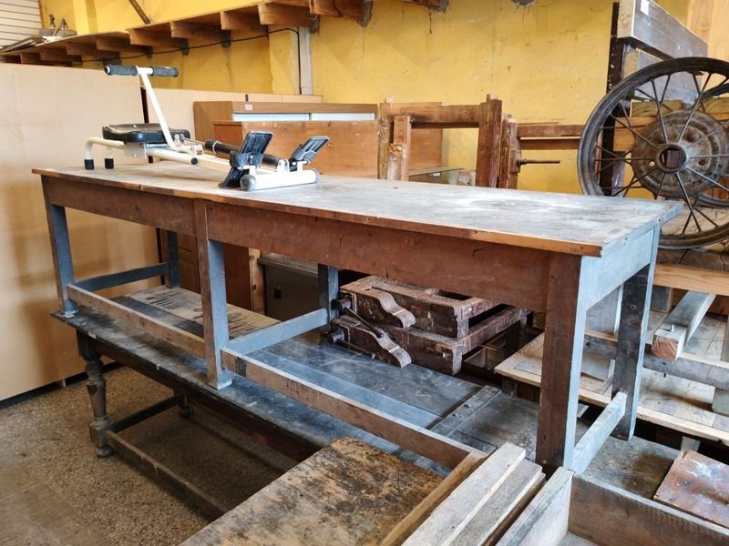 Mesa de trabajo antigua y rústica - imagen 4