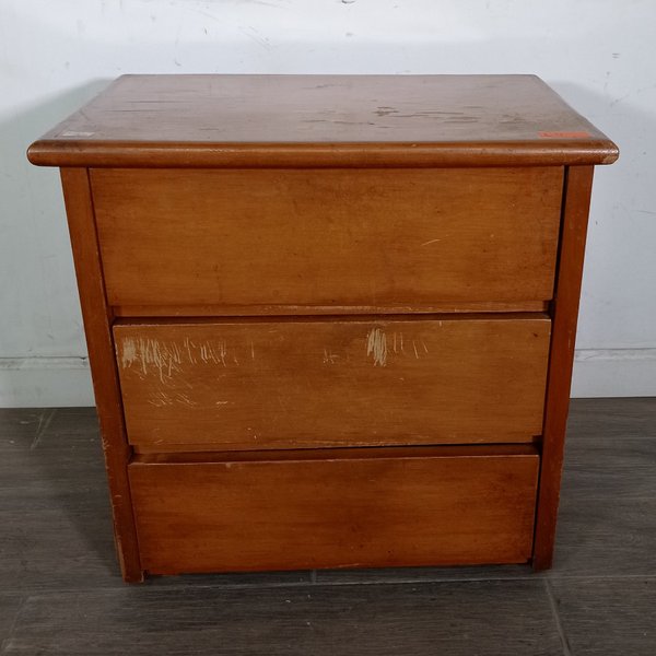 Mesa de Luz de Madera con Tres Cajones - imagen 1