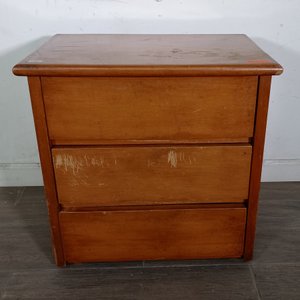 Lote siguiente: Mesa de Luz de Madera con Tres Cajones
