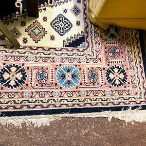 Sofá de 3 cuerpos con almohadones y alfombra persa - imagen 2