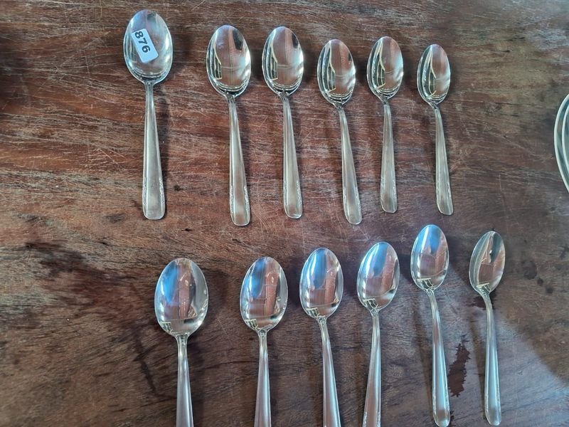 Lote siguiente: Lote de cucharas de postre en metal