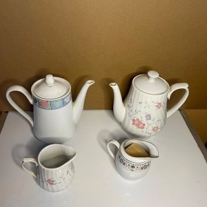 Conjunto de Porcelana Blanca: 2 Teteras y 2 Lecheras con Diseños Florales y Corazones - imagen 2