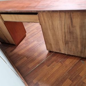 Escritorio de madera rojiza con puertas y cajones - imagen 4