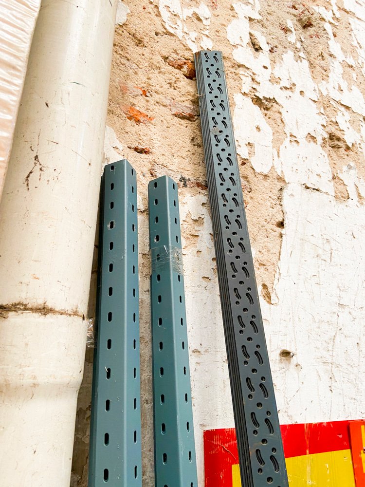 Parantes metálicos color gris para construcción - imagen 2