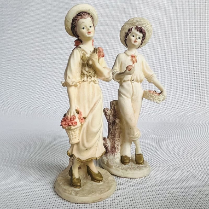 Lote siguiente: Figuras de porcelana pintadas a mano, pareja