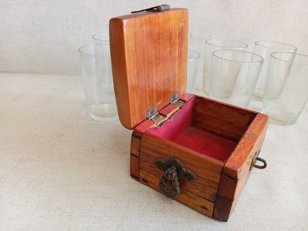 Caja de madera con 8 vasos claros - imagen 4