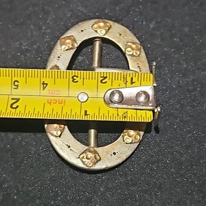 Hebilla Ovalada Antigua de Plata y Oro con Detalles Florales - imagen 4