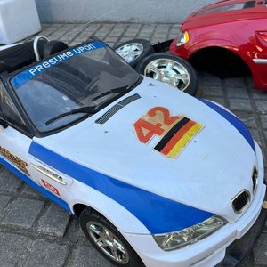 Dos autos a escala grandes, uno rojo y uno blanco, para niños - imagen 7