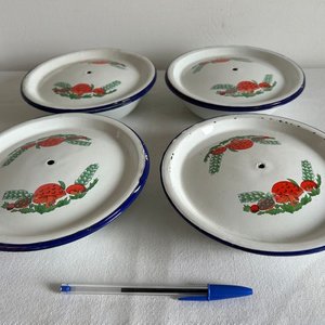 Set de 4 Bowls Esmaltados Blancos con Tapa y Diseño de Frutas Rojas y Hongos - imagen 3