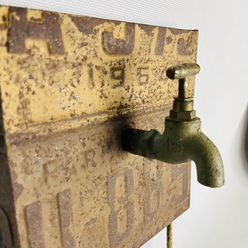 Perchero Vintage de Chapa con Relieve y Canilla de Bronce - imagen 2