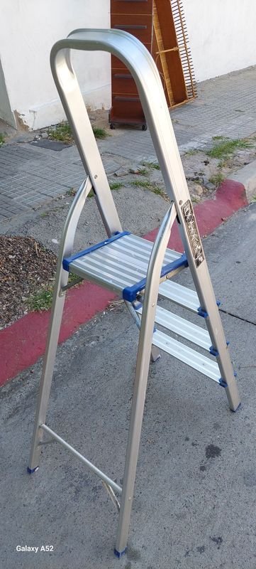 Escalera en aluminio con laterales azules - imagen 4