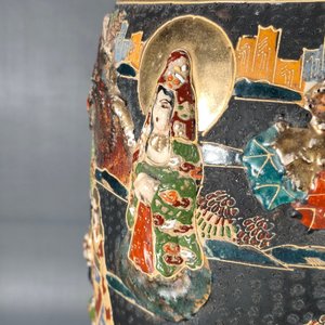 Jarrón Satsuma con Diseños en Relieve y Figuras Orientales - imagen 5