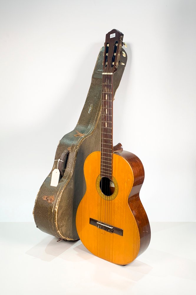 Lote anterior: Guitarra de concierto marca Caruso con estuche marrón e interior rojo