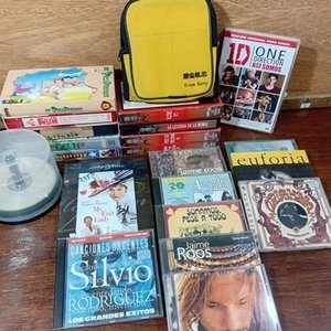 Lote Variado de CDs, Películas en VHS y Estuches - imagen 8
