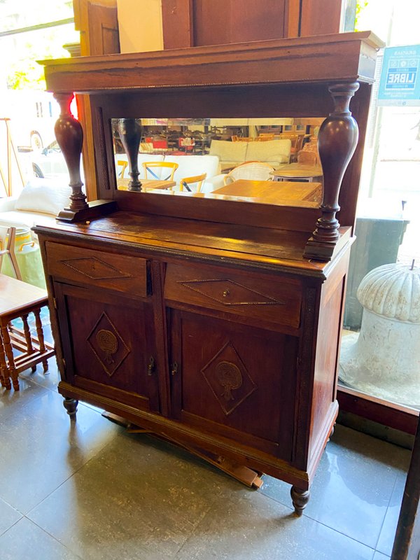 Mueble de madera antiguo con espejo y detalles tallados - imagen 1