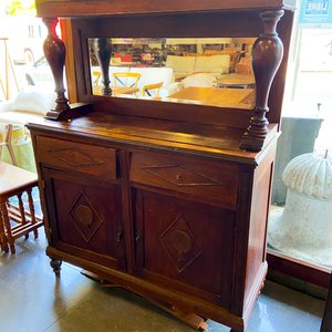 Lote anterior: Mueble de madera antiguo con espejo y detalles tallados
