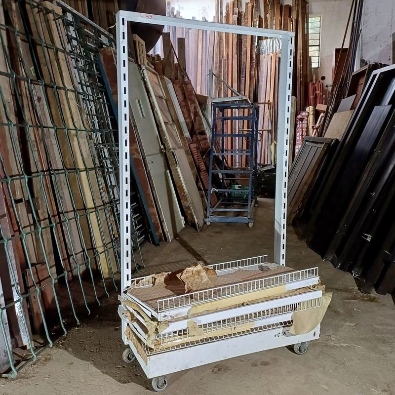 Lote siguiente: Gondola de seis estantes en chapa con ruedas
