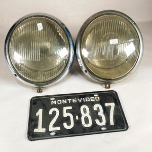 Dos Focos de Auto Vintage y Matrícula Antigua de Montevideo - imagen 1